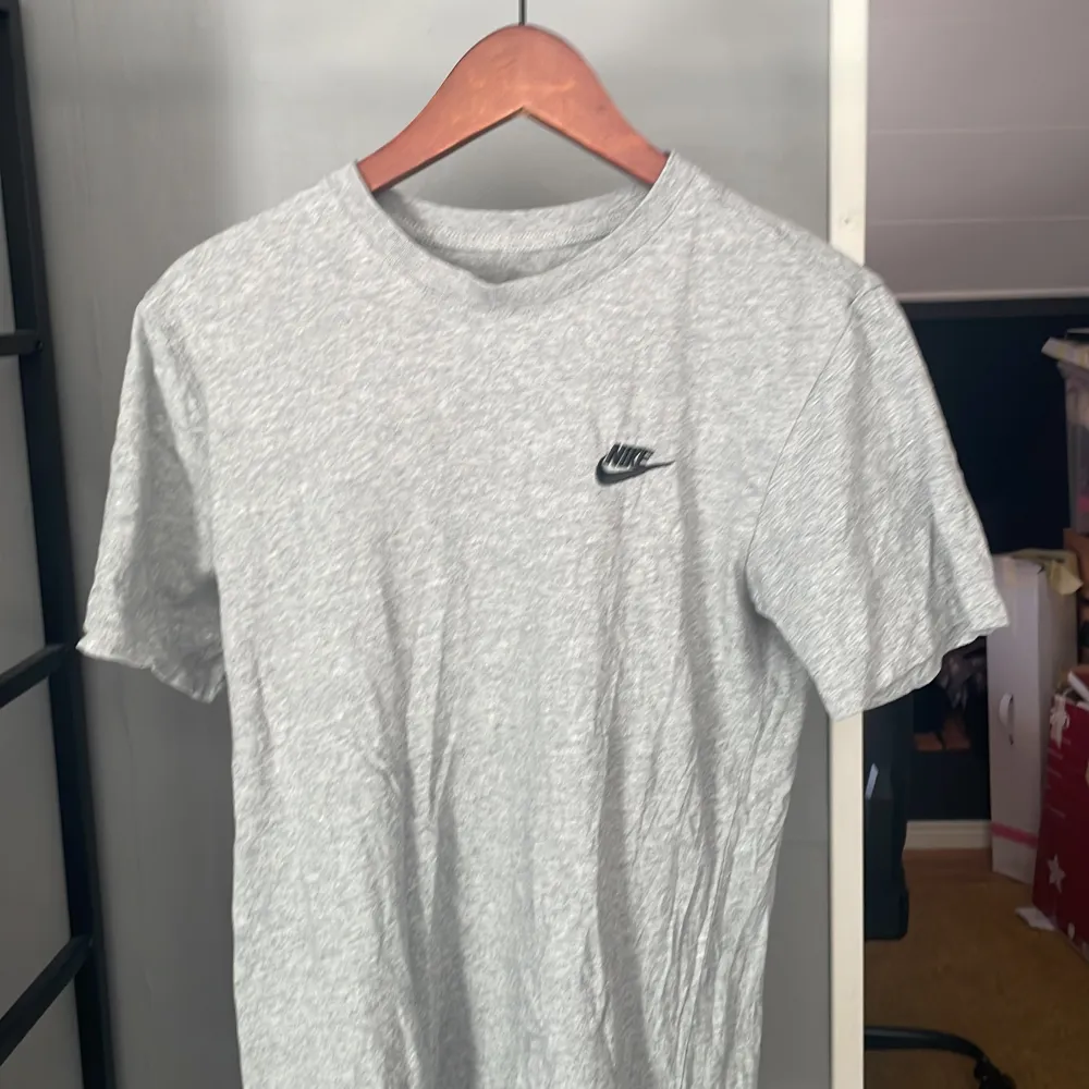Snygg grå t-shirt på Nike. Original pris cirka 300 men mitt pris kan diskuteras. . T-paidat.
