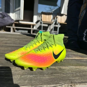 Nike Magista fotbollskor - Säljer ett par Nike Magista Obra II. Skorna är i bra skick överlag med få defekter. Storlek 43. Vid frågor är det bara att höra av sig.