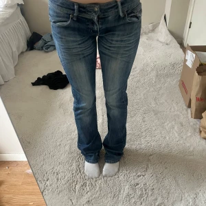 Blå jeans - Säljer ett par jeans med jättesnygga fickor, de har ett litet hål vid skrevet men inget man ser eller tänker på när man har på sig dem, de saknar även en knapp. Vet inte riktigt vilken storlek det är men jag brukar ha xs och de passar mig!💖