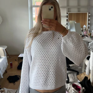 Vit stickad tröja - Säljer en vit stickad tröja med ett luftigt mönster. Tröjan har långa ärmar och en avslappnad passform. Den är både stilren och bekväm. 🫶🏼