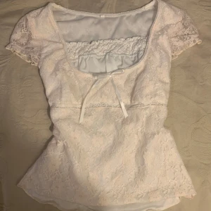 Coquette top - Storlek S, jätte söt och fint skick!! Har inte använt den så mycket eftersom att den är lite för stor för mig så den har inga defekter❤️ Materialet är lite genomskinligt på ärmarna och magen !!! 