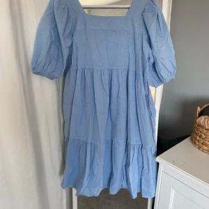 Söt klänning - Blå jättesöt klänning med puffärmar. Den är knappt använd, väldigt fint skick. Köpt av egen person så inget märke. Står heller ingen storlek men den passar nog XS,S och M. 