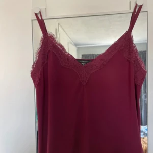 Vinröd linnetopp från Amisu - Jättefint linne från Amisu i storlek S! Knappt använd💕