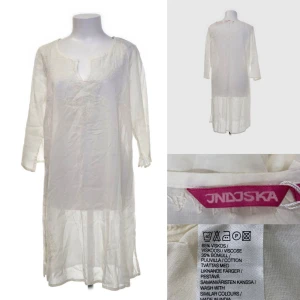 Ny! Vit tunika från Indiska - Ny! Säljer en vacker cream vit tunika från Indiska med broderade detaljer. Klänningen har en v-ringad hals och är tillverkad i en mjuk blandning av viskos och bomull. Perfekt för en bohemisk look.