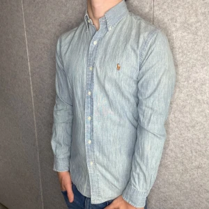 HELT NY || Ralph Lauren skjorta - Riktigt stilig Polo Ralph Lauren skjorta | Strl: S | Skick: 10/10 (Helt ny) | Modellen är 175, väger 71 | Nypris: ca 1700kr | Hör av er vid frågor och funderingar!