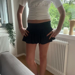 Eftertraktad topp - Populär supersöt topp ANNA FIELD (Zalando) tröjan är endast använd ca 1-2 gånger och är därför i väldigt bra skick! Säljer för bra pris!💕💕