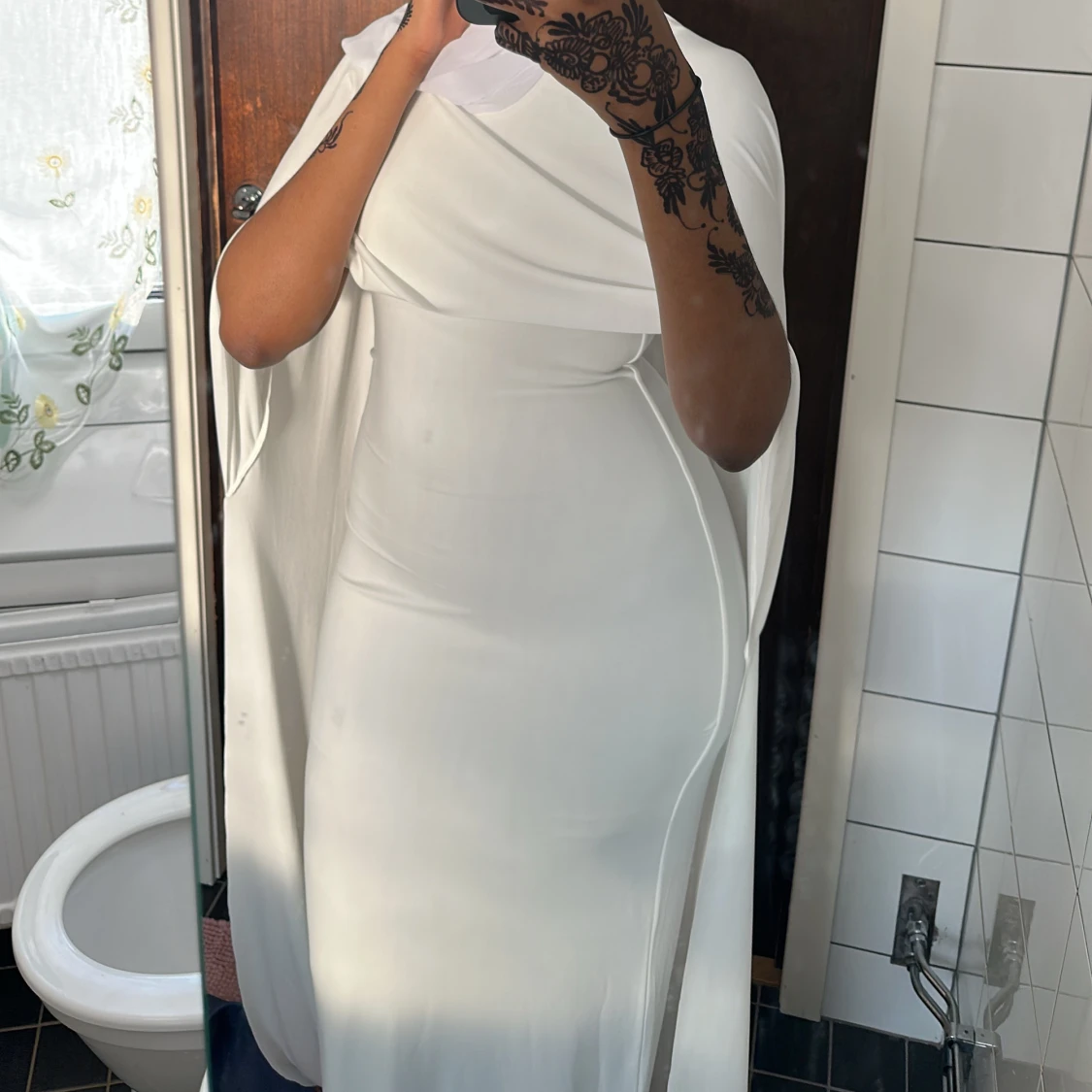 Vit långklänning med cape - 1