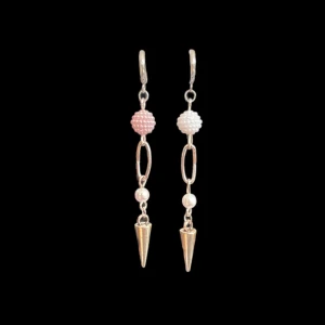 Färgglada örhängen med pärlor - Varje örhänge har en färgglad pärla, en liten vit pärla och en hängande kon i silverfärg. Perfekt för att lägga till en färgglad touch till din outfit! Skriv INNAN du köper vilken färg du vill köpa (ljusrosa eller vit) så det finns i lager innan du köper, så slipper vi missförstånd😀