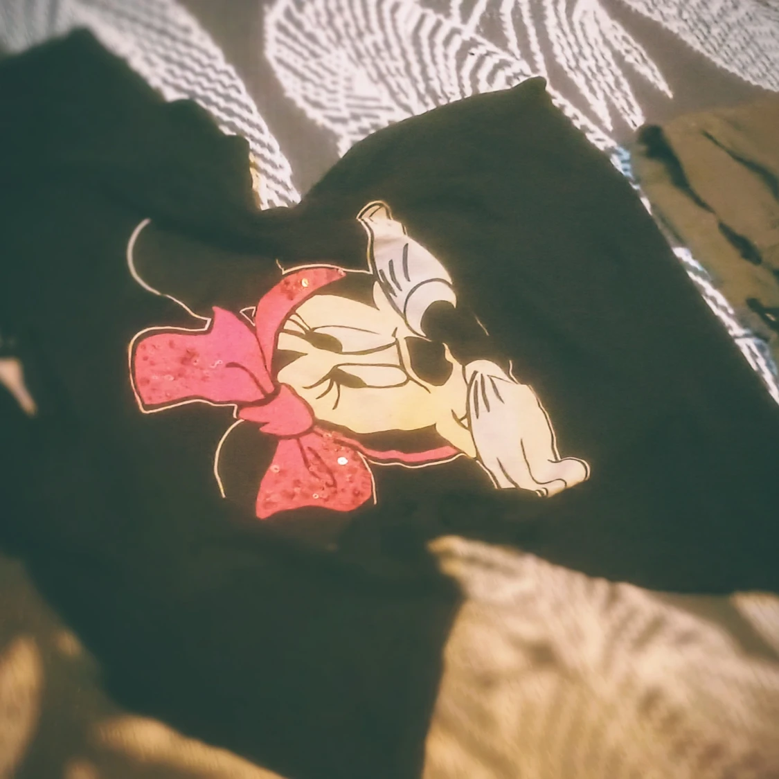 Svart t-shirt med Minnie Mouse-motiv - 4