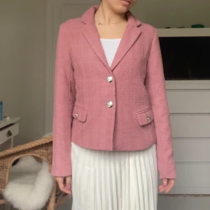 Blazer/jacka - Jätte fin rosa blazer/jacka. Silvriga knappar och två fickor fram