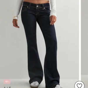 Mörkblå bootcut jeans - Snygga mörkblå jeans med bootcut-modell och låg midja. Nya aldrig använt dom, köpta för 1 000kr på Nelly skriv privat för bilder. 