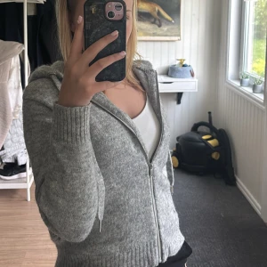 Stickad hoodie - Jättemysig stickad hoodie med dragkedja, jag köpte den av en annan tjej på Vinted men jag tyckte inte jag klädde bra i den så endast använd 1 gång. Har tyvärr ingen aning om vart den är ifrån men skulle gissa på H&M eller Gina. Storlek S, jag tar gärna emot prisförslag💕
