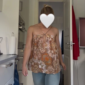 Paisleymönstrad topp - Supersöt topp med paisleymönster. Tunna axelband, omlott fram🤍