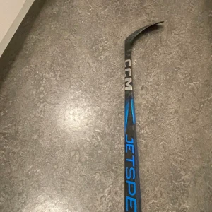 Hockey klubba Jetspeed 7 blå custom - En 75 flex p29 klubba custom blå i bra skick men ett litet märke på baksidan av bladet men det påverkar inte spelet. Den har extra grepp för bättre teknik. Fick den av Djurgårdens j20 spelare Melvin wersäll