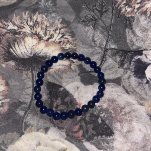 Mörkblått pärlarmband - Ett stilrent armband i äkta lapis 