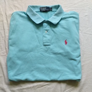 Ralph Lauren piké  - Tjo gubbar! En fet blå Ralph Lauren piké me märket i rött. Väldigt bra skick, storlek L, passar perfekt till dig😉. Kolla gärna profilen för mer Ralph Lauren kläder och följ gärna också! Ha de göttttttt!!
