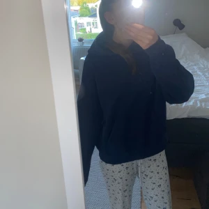 Mörkblå hoodie - Jättefin hoodie från Gina tricot som jag säljer pga ej har någon användning längre. Hör av er vid frågor!☺️