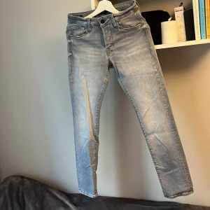 Ljusgrå slim jeans från Jack & Jones - Snygga ljusgrå jeans från Jack & Jones i slim fit-modell. Jeansen har klassisk femficksdesign, normal midja och raka ben med lätt tvättad look. Tillverkade i mjuk bomullsdenim med lite stretch för extra komfort.
