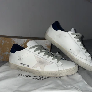 Golden Goose Skor - Ett par riktigt feta golden goose skor som är perfekta till sommaren! Dom är blåa o vita. Dom är använda men är i fint skick, det ända är att det finns ett litet märke på inner sidan av högra skon (bild 4) men den märks knappt av när man har på sig dem! Säljs pga att jag tröttnat på dem. Så skicka gärna ett prisförslag eller skriv om du har några frågor!