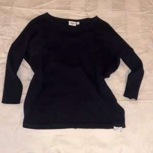 Mörkblå stickad tröja från Saint Tropez - Mysig mörkblå stickad tröja från Saint Tropez i storlek XS. Tröjan är tre kvart ärmad med ett sträck i ryggen. 