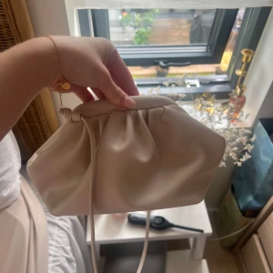 Beige väska   - Beige liten väska, köpt för ett tag sedan men endast använd fåtal gånger 🤍🤍 finns en liten skada på sidan men inget man märker av 