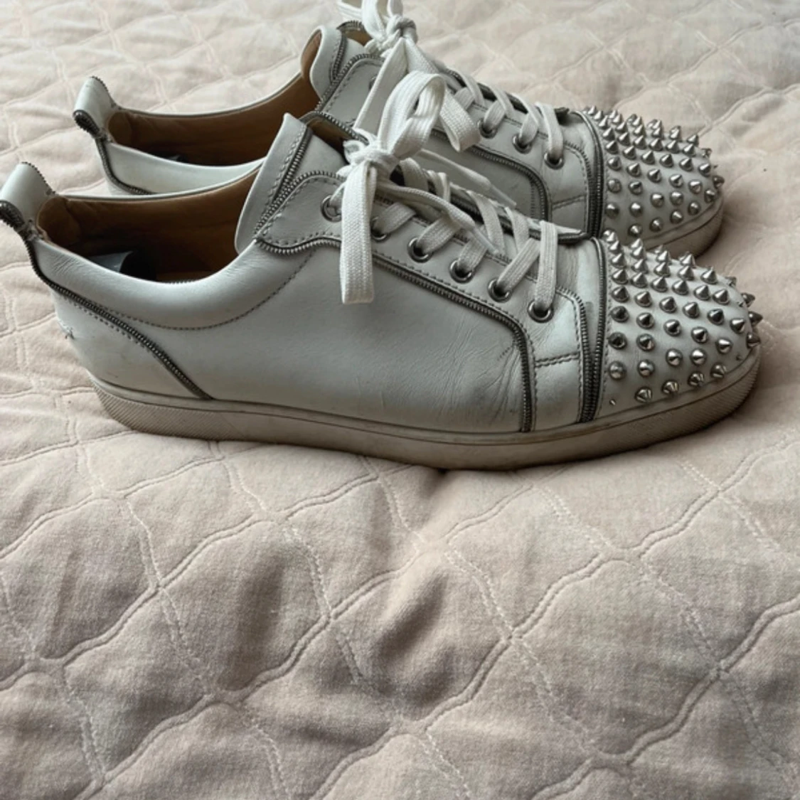 Christian Louboutin vita sneakers med nitar