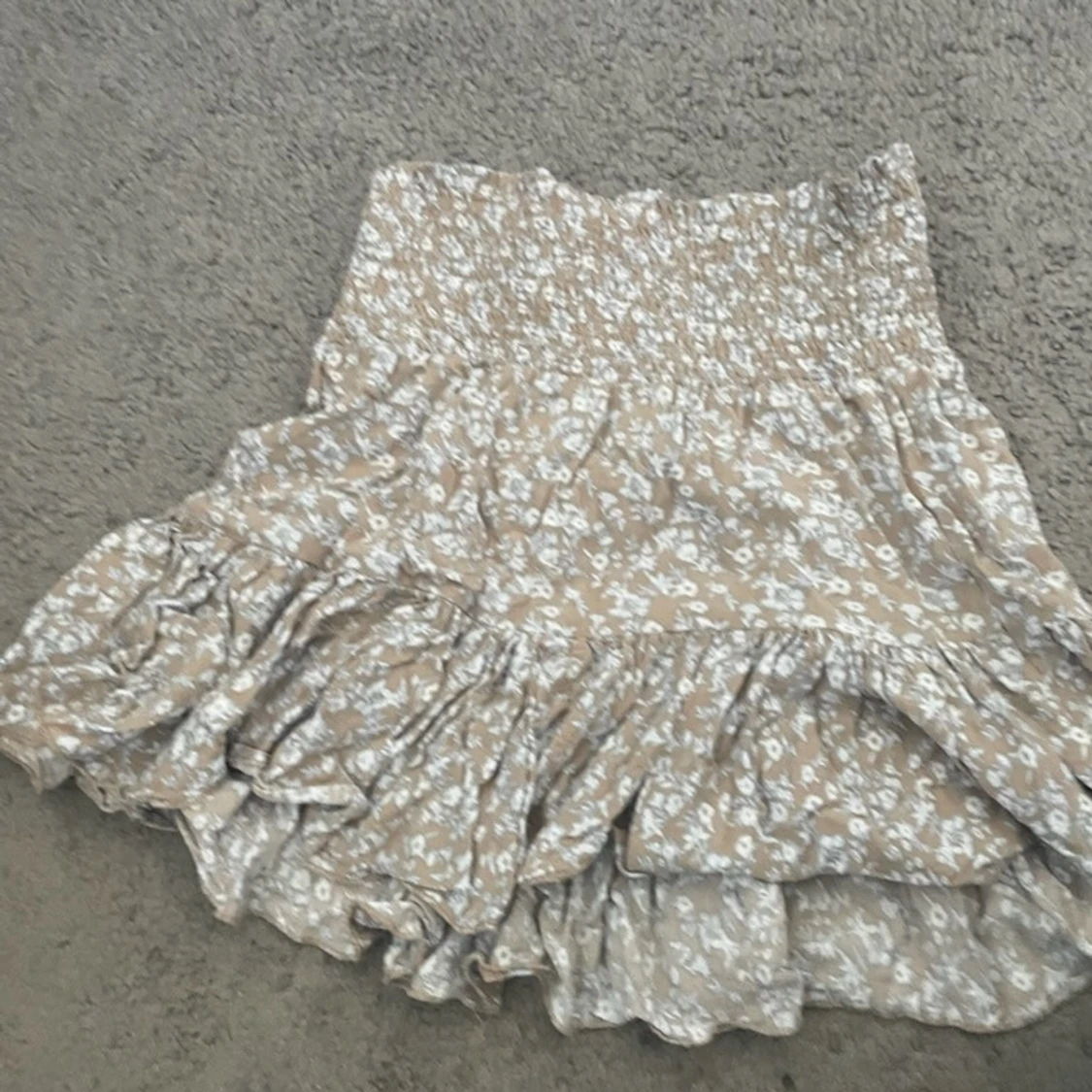 Beige blommig volangkjol