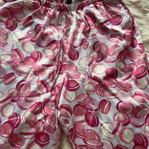 Pyjamas från Hunkemöller - Pyjamasen är använd men i fint skick från hunkemöller med macaroons på. Tröjan är i Xs men är väldigt oversize, byxorna är i S men skulle även där säga ganska oversize. Men perfekt för att vara en pyjamas. Priser gäller för båda delarna 