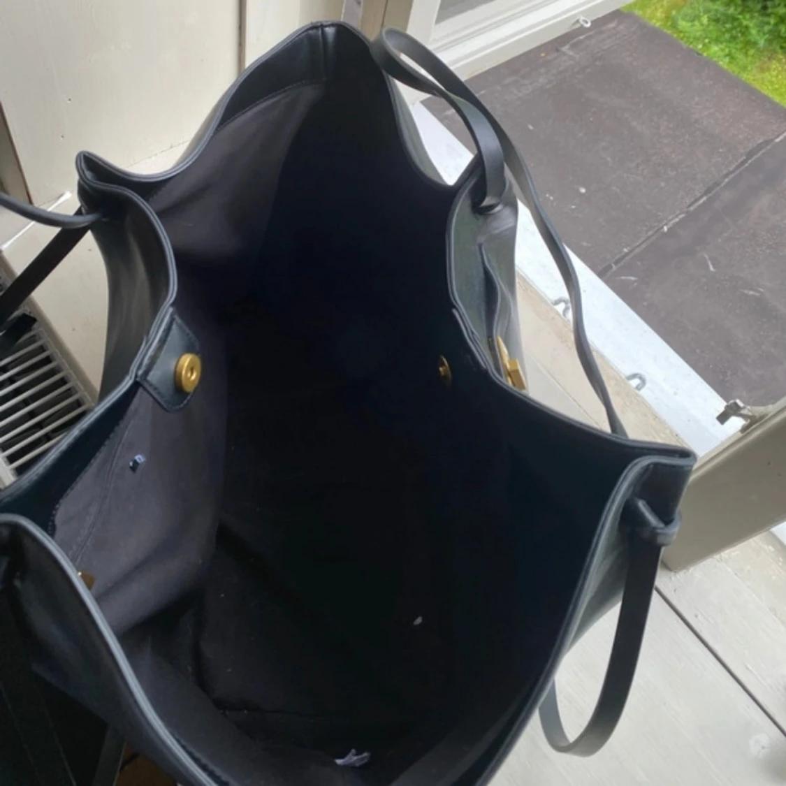 Svart axelväska i skinn med gulddetalj - 2