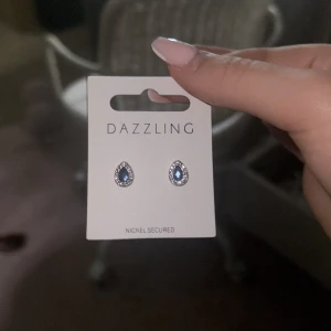 Blå droppformade örhängen Dazzling - Snygga örhängen från Dazzling💙 Aldrig använda!!