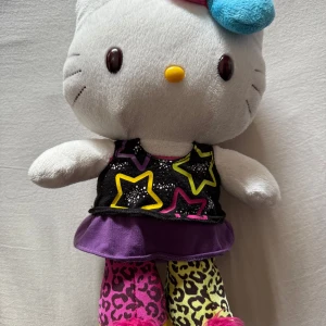 Hello kitty gosedjur - jättegullig hello kitty köpt second hand! väldigt bra skick! om du undrar om måtten skriv privat💕