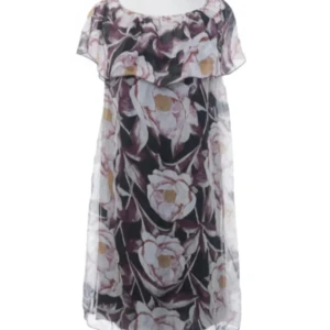 Cartoon i siden och viscose  - Supersöt kortklänning med stora blommor i lila, beige och vitt på svart botten. Luftig modell med volang upptill och korta ärmar. Yttertyg i viskos och silke, fodrad med stretchig viskos. Perfekt för dig som gillar romantiska vibes och flowy stil. (Är nästan helt ny)