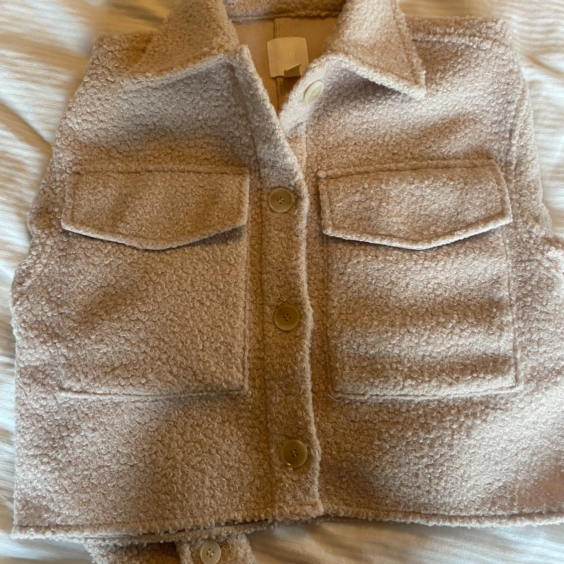 Beige teddyjacka från H&M, croppad
