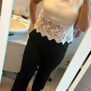 Topp - Vit topp med spetsiga detaljer!