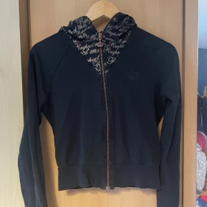 Kofta från adidas - Säljer en svart kofta från Adidas⭐️ bara skriva för fler bilder💝