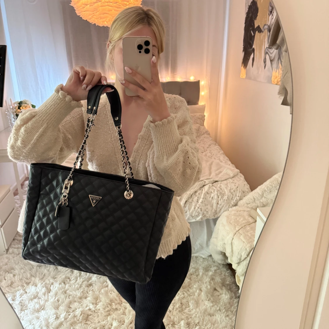 Svart quiltad axelväska från Guess - 1