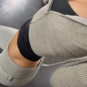 Catania Set 🩶🩶😍 - Säljer mitt fina set från Catania, då byxorna tyvärr är lite för korta på mig 💕 Grått, storlek XS/S med supermysigt material. Nypris 1500 kr. Väldigt snyggt 😍