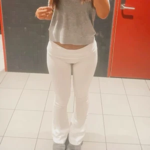 Vita yoga pants  - Säljer ett par vita yoga pants . Perfekta att styla med crop top eller hoodie för en trendig look. Det finns några fläckar men går bort i tvätten!🥰