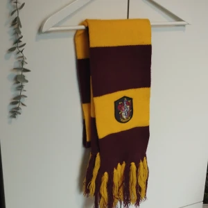 Harry Potter Gryffindor Halsduk - En Harry Potter Gryffindor Guld Röd Halsduk. Jättefin, skön och i nyskick. Använd ungefär 1-2 gånger.