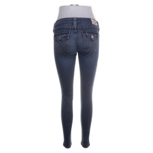 True Religion Jeans - True Religion, midjemått (cm)74, Storlek 27, Inga fläckar, märken förutom att metalldetaljerna har tappat lite färg men absolut inget man ser/tänker på Så gott som nya annars!