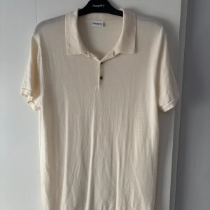 Ljusbeige piké från John Henric  - Ljusbeige piké från John Henric i merinoull. Använd 1-2 gånger. Nypris 799kr. Storlek L men sitter som M. Vid frågor eller funderingar hör av er!