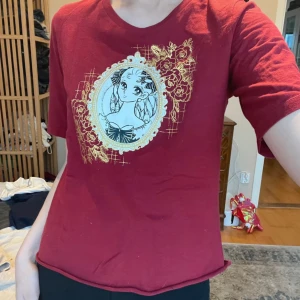 Röd anime t-shirt med guldtryck - Manga kawaii tröja!!!