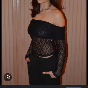 Svart offshoulder spets topp - En svart off shoulder topp i spets från design by si. Endast använd en gång. Den är i storlek xs/s. Nypris 450kr. Mitt pris 250kr