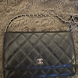 CC wallet on chain - Super fint, skinn. Mycket bra skick. Crossbody väska eller som en kuvert väska osv.
