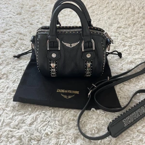 Zadig & Voltaire väska - Jättefin Zadig sunny bag i den lilla modellen, köpt för ca 2 år sen💕