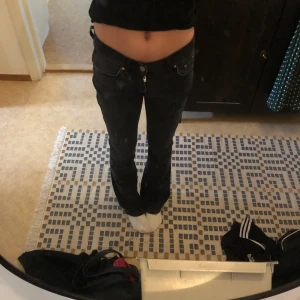Svarta bootcut jeans  - Säljer ett par svarta bootcut jenas som jag bara använt några få gånger. Skulle säga att det varken är låg eller högmidjat utan lite mitt emellan. Priset kan diskuteras!!