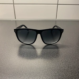 Rayban boyfriend -  Säljer mina super fina rayban Boyfriend solglasögon då de ej kommer till användning längre. De är i färgen svart och är knappt använda. Tveka inte på o fråga vid funderingar!