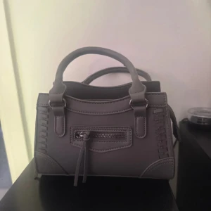 Grå handväska från Gina Tricot - Säljer denna super söta gråa väska ifrån ginatricot💞💞