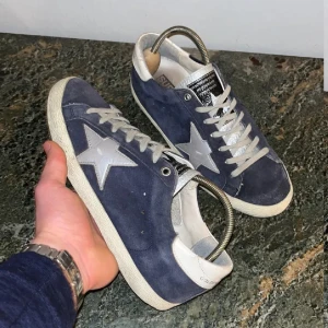 Golden Goose - Tjaba säljer mina golden goose i storlek 40 används knappast längre för att dem inge passar mig. Väldigt feta skor nu i sommaren. Priset är inte hugget i sten.