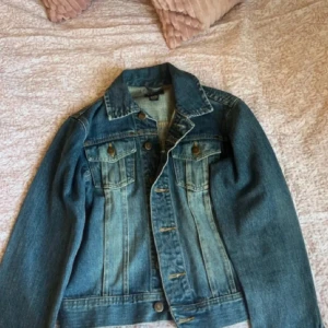 Jeansjacka - Supersnygg jeansjacka från h&m✨ inga skador! Hör av er vid funderingar 💕
